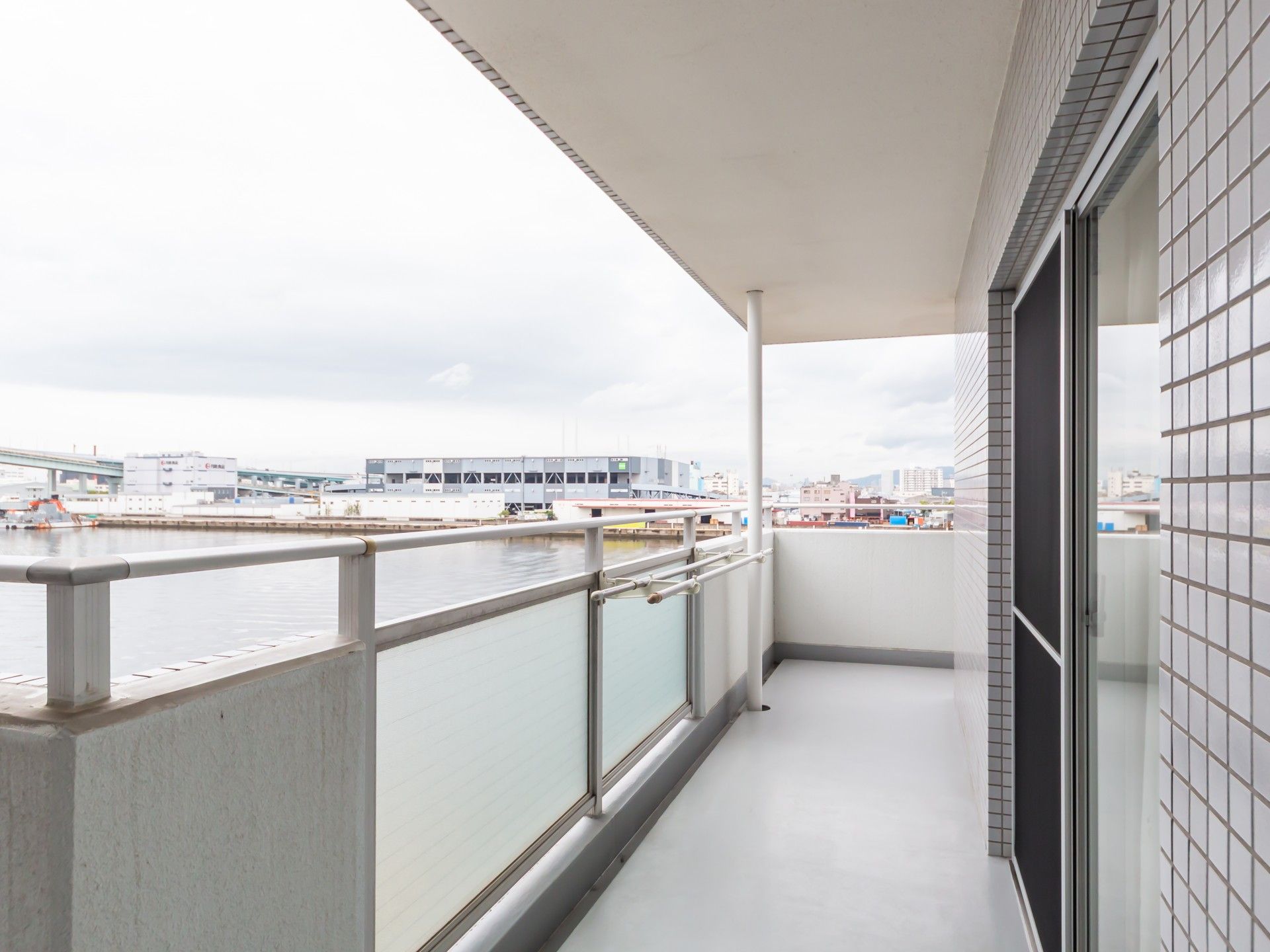 水辺を望むバルコニー