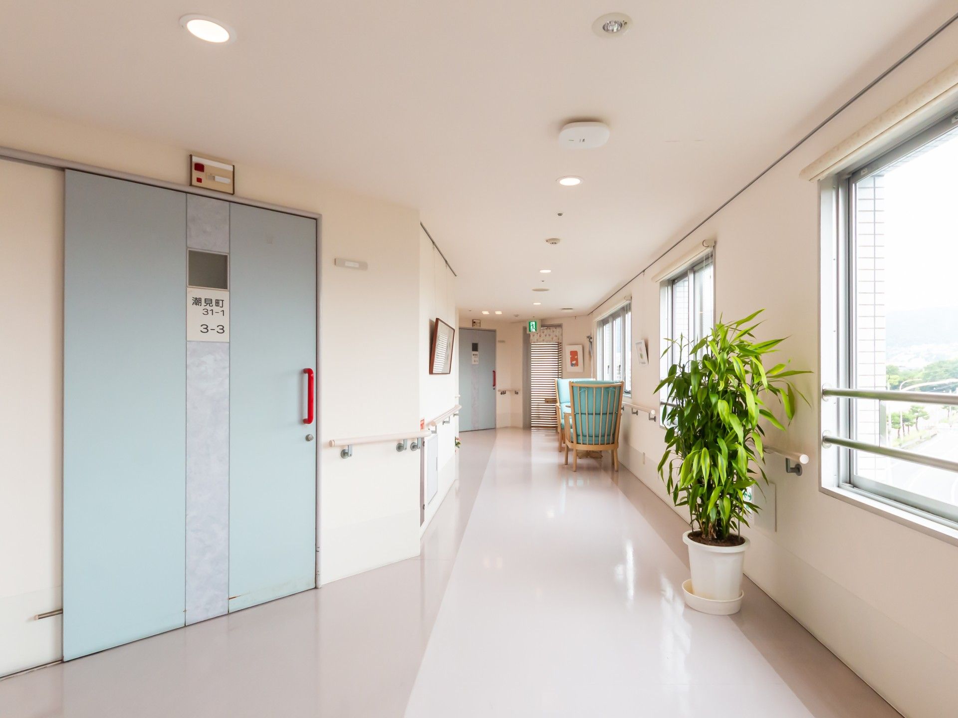 明るい廊下と休憩スペース