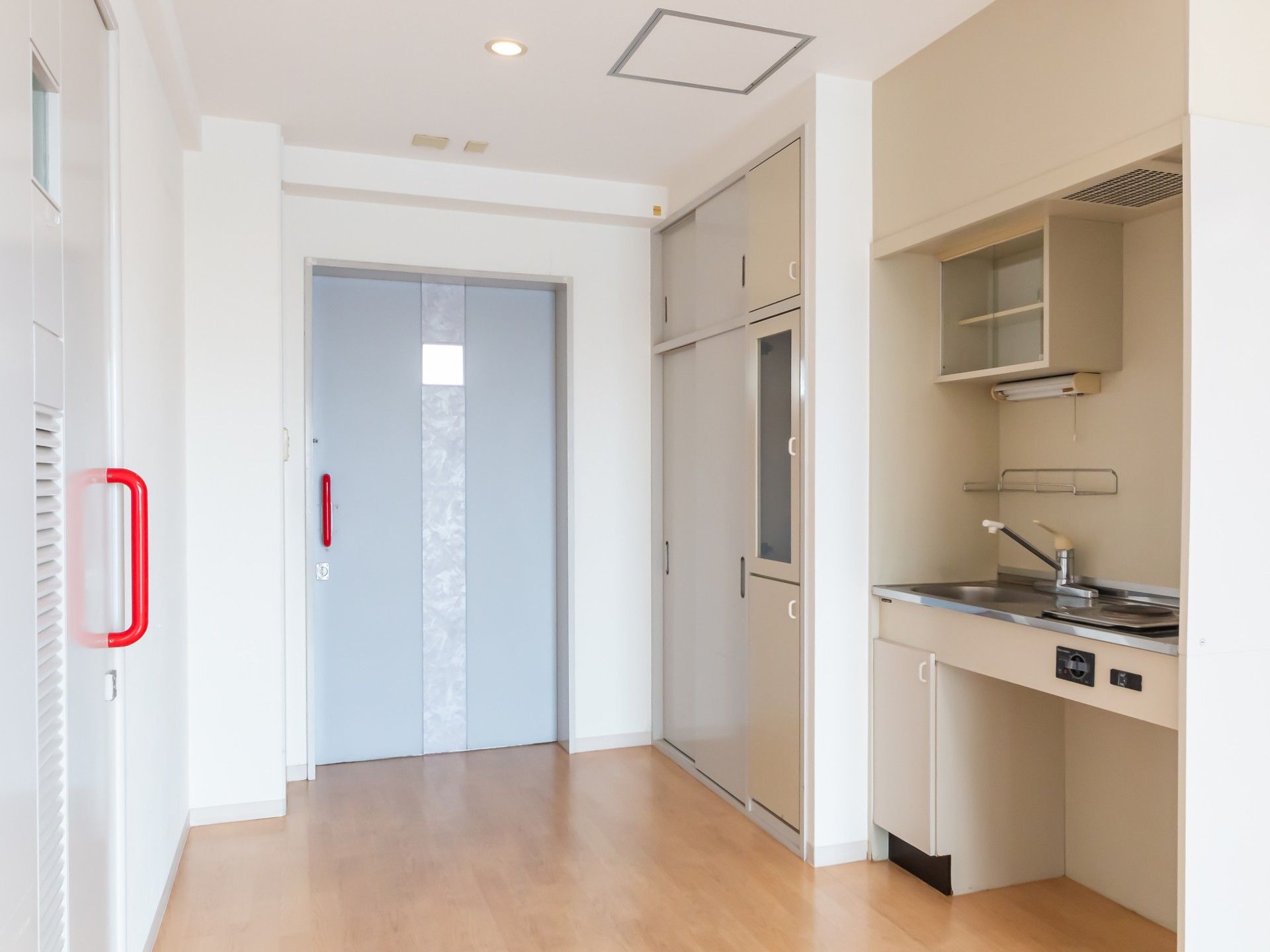 明るい廊下と小さなキッチン