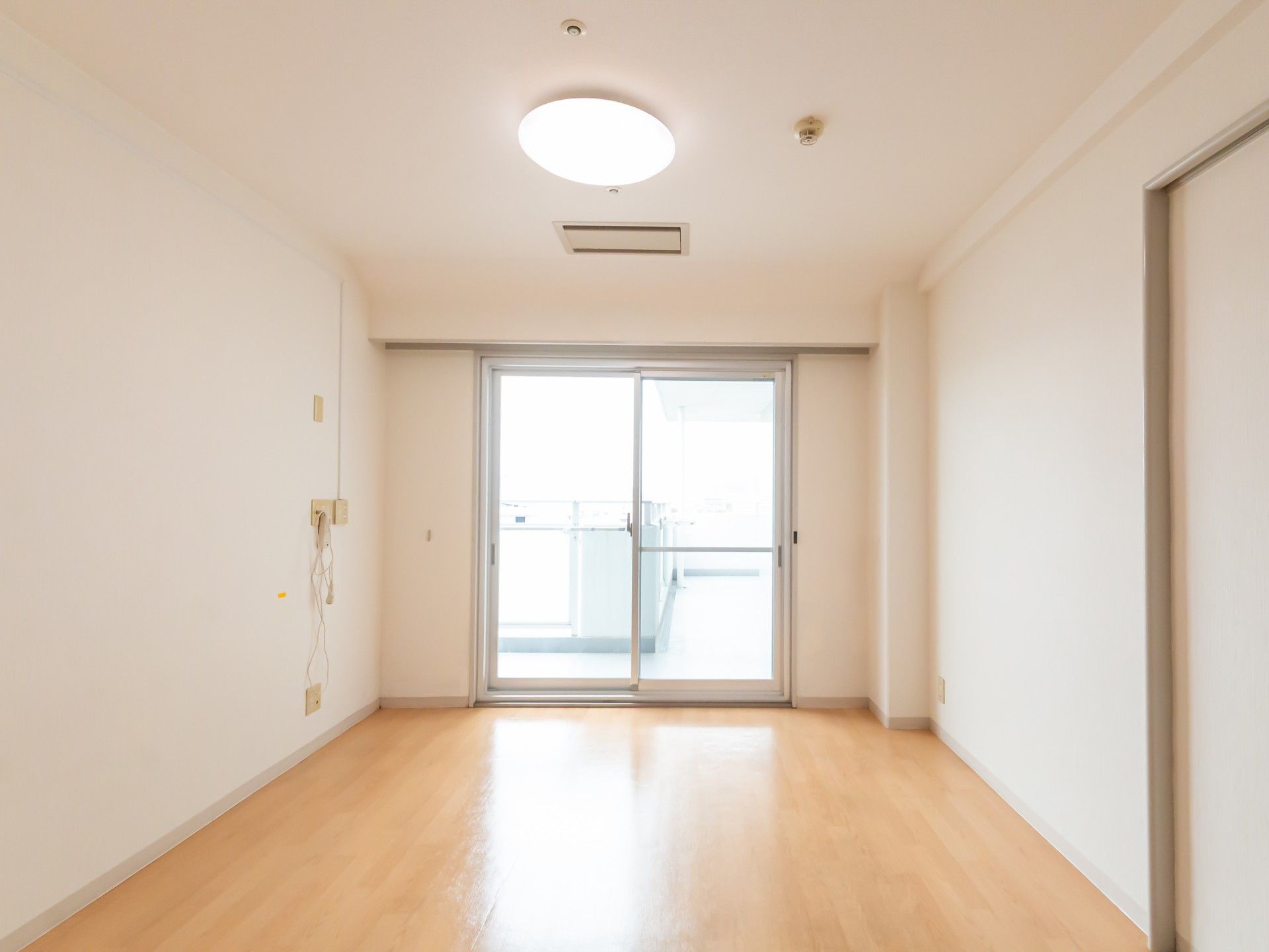 明るい個室の様子