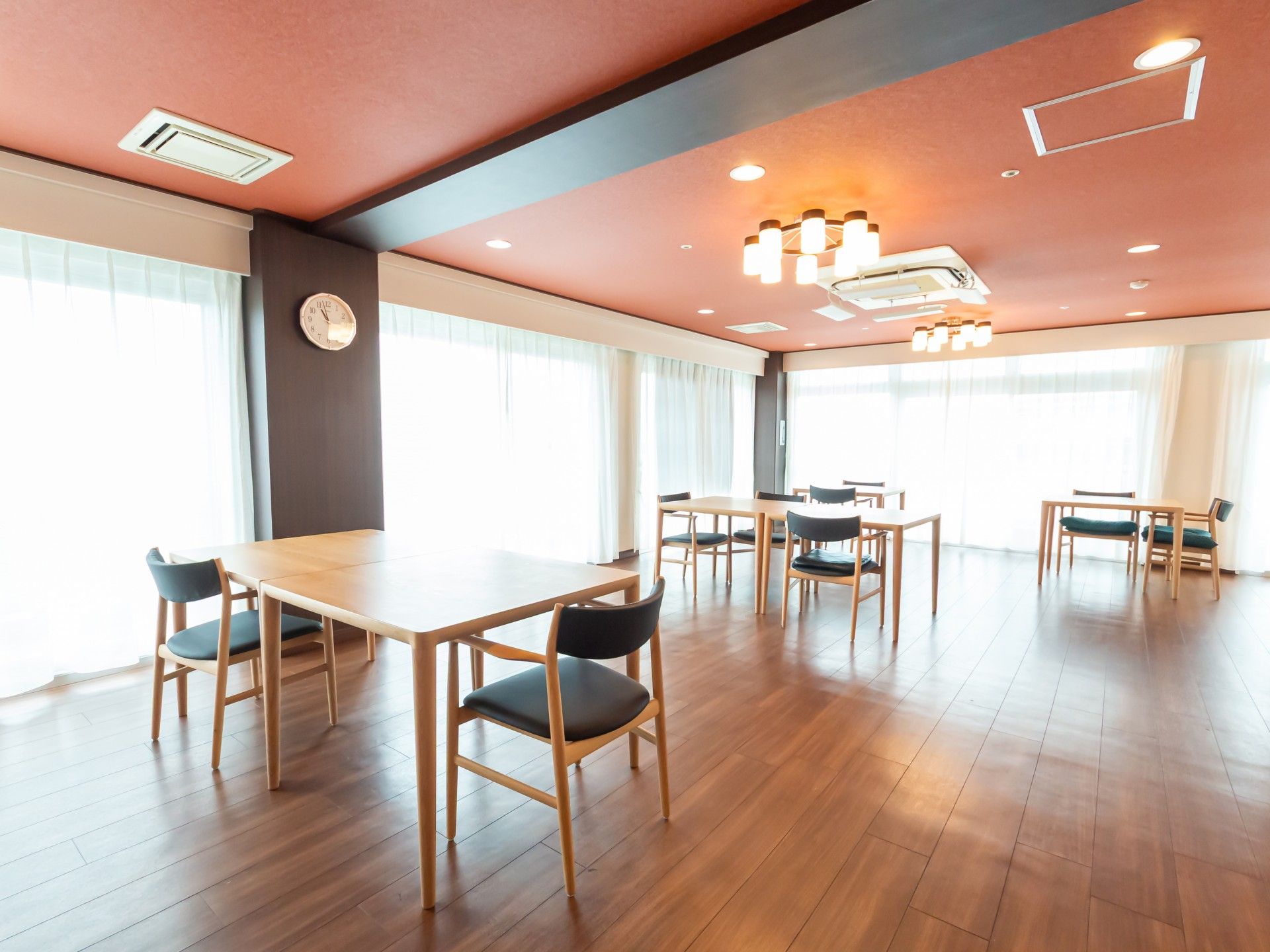 明るい食事スペース