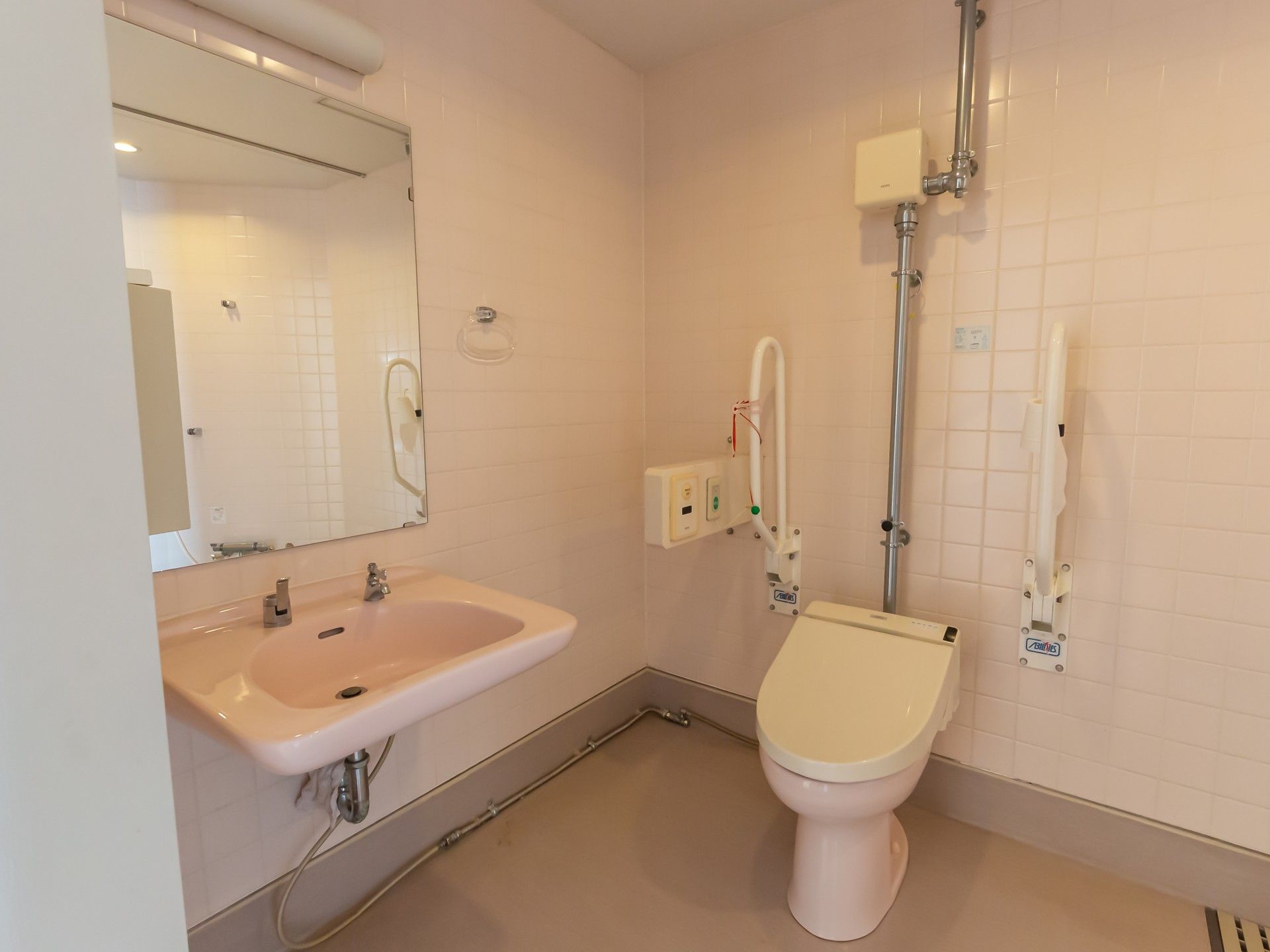 手すり付きのトイレ