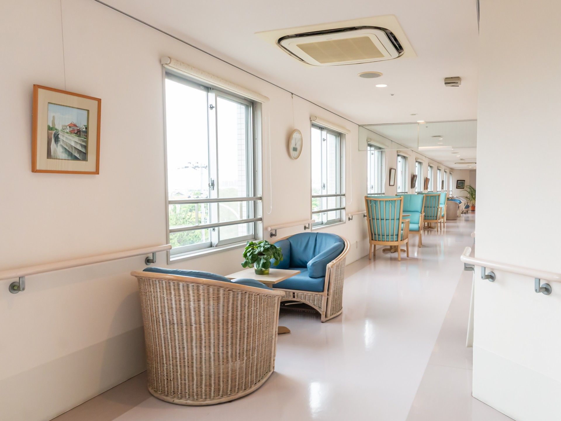 明るい廊下の休憩スペース