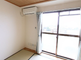 和室のある空の部屋の内部