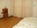丸いすや収納家具、ベッドが置かれた部屋にはピンクのカーテンが付けられている。
