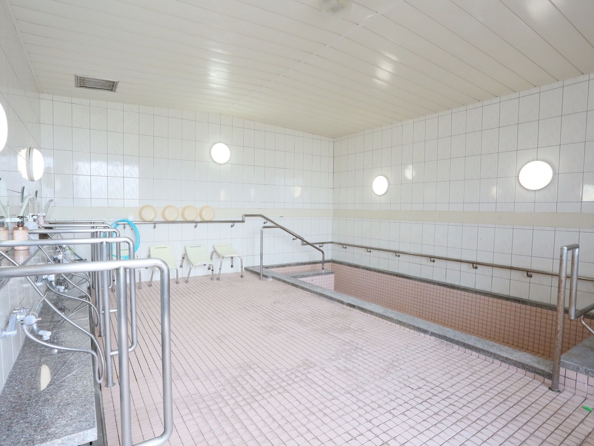清掃後の浴室である。壁や浴槽付近、各洗い場には手すりが設置されており、安全な移動を行っていただける。