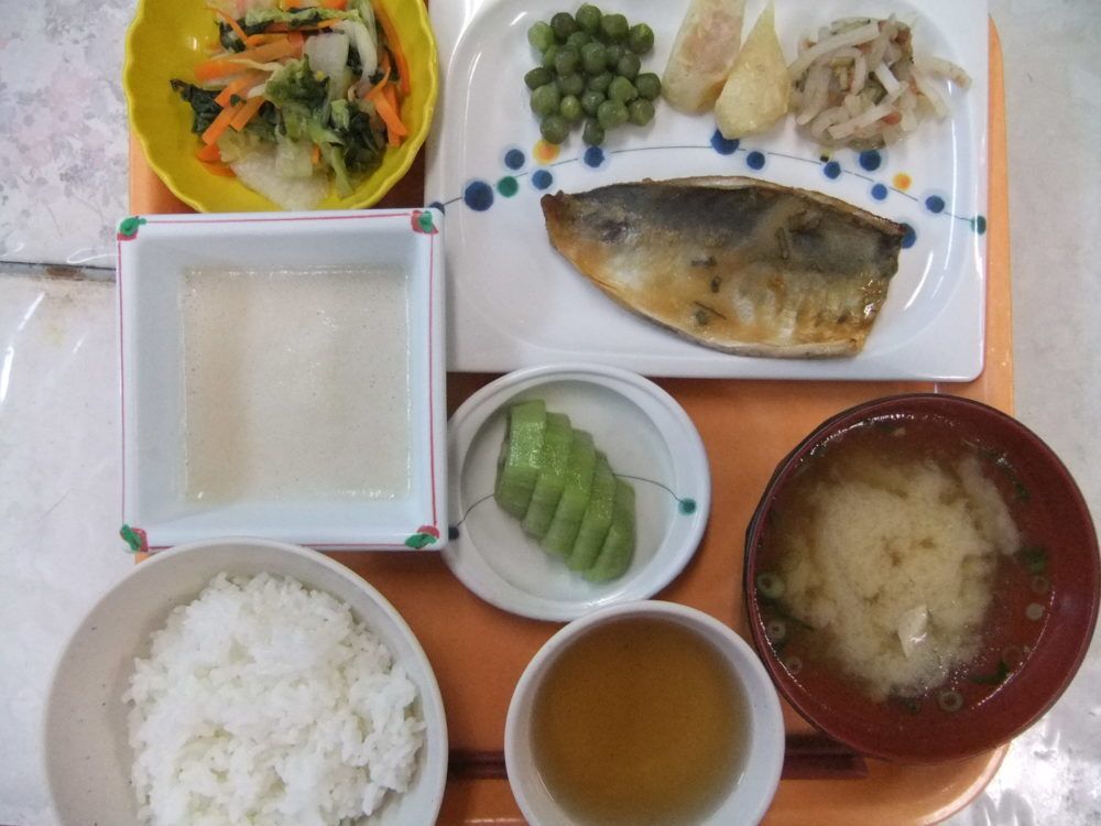 焼き魚とおしんこ、フルーツのデザートが付いた和食のセット