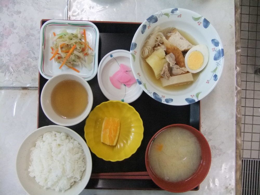 おでんがメインのご飯と味噌汁がセットになった和食