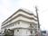 周囲に高い建物がなく、５階建ての白い外壁の施設は目にとまりやすい。初めてお越しいただくご家族様や来訪者様にも分かりやすい。