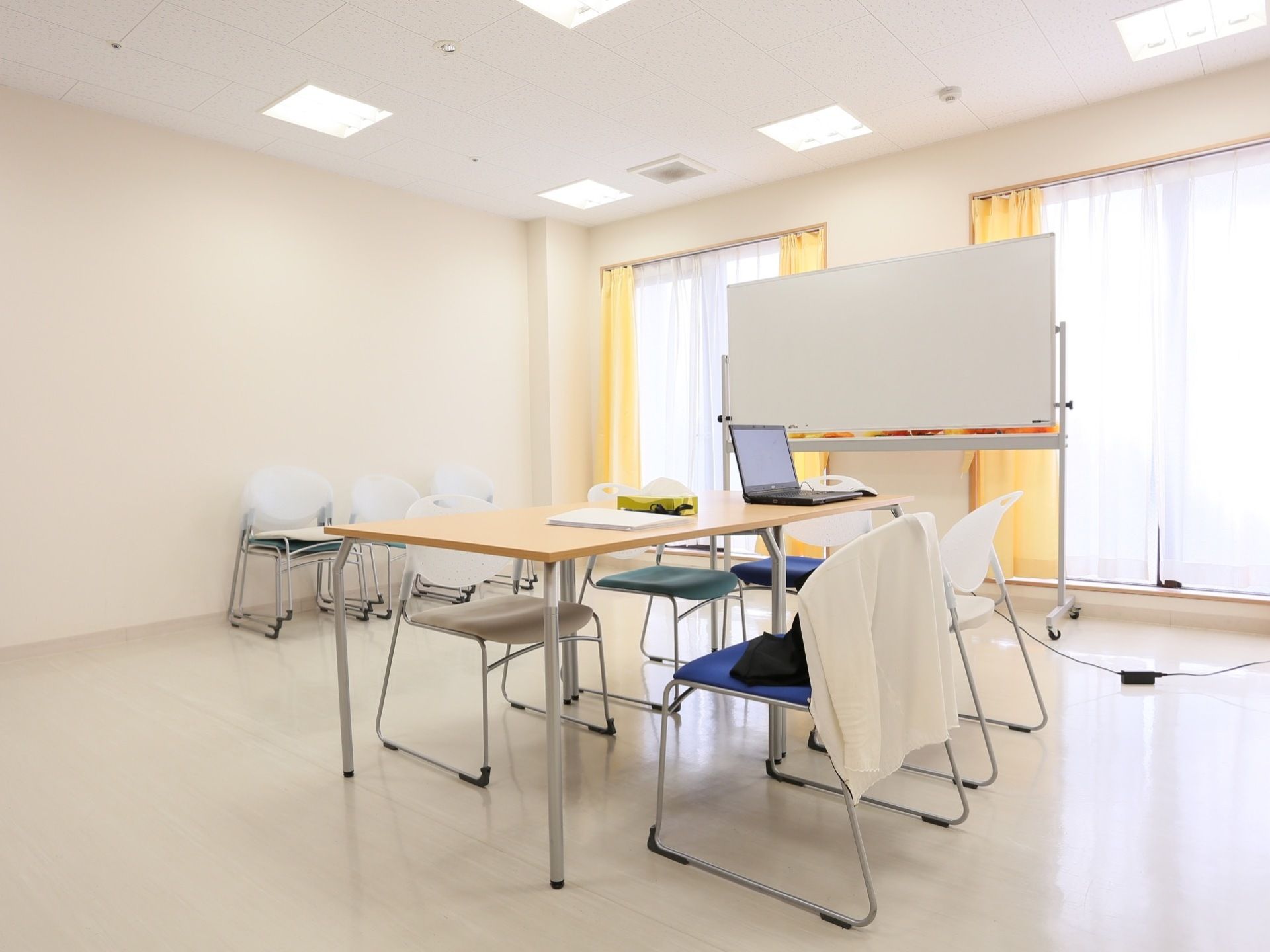 談話室には白板やテーブルなどが設置されている。入居者様同士の談笑やレクリエーションの場として使用することが可能である。