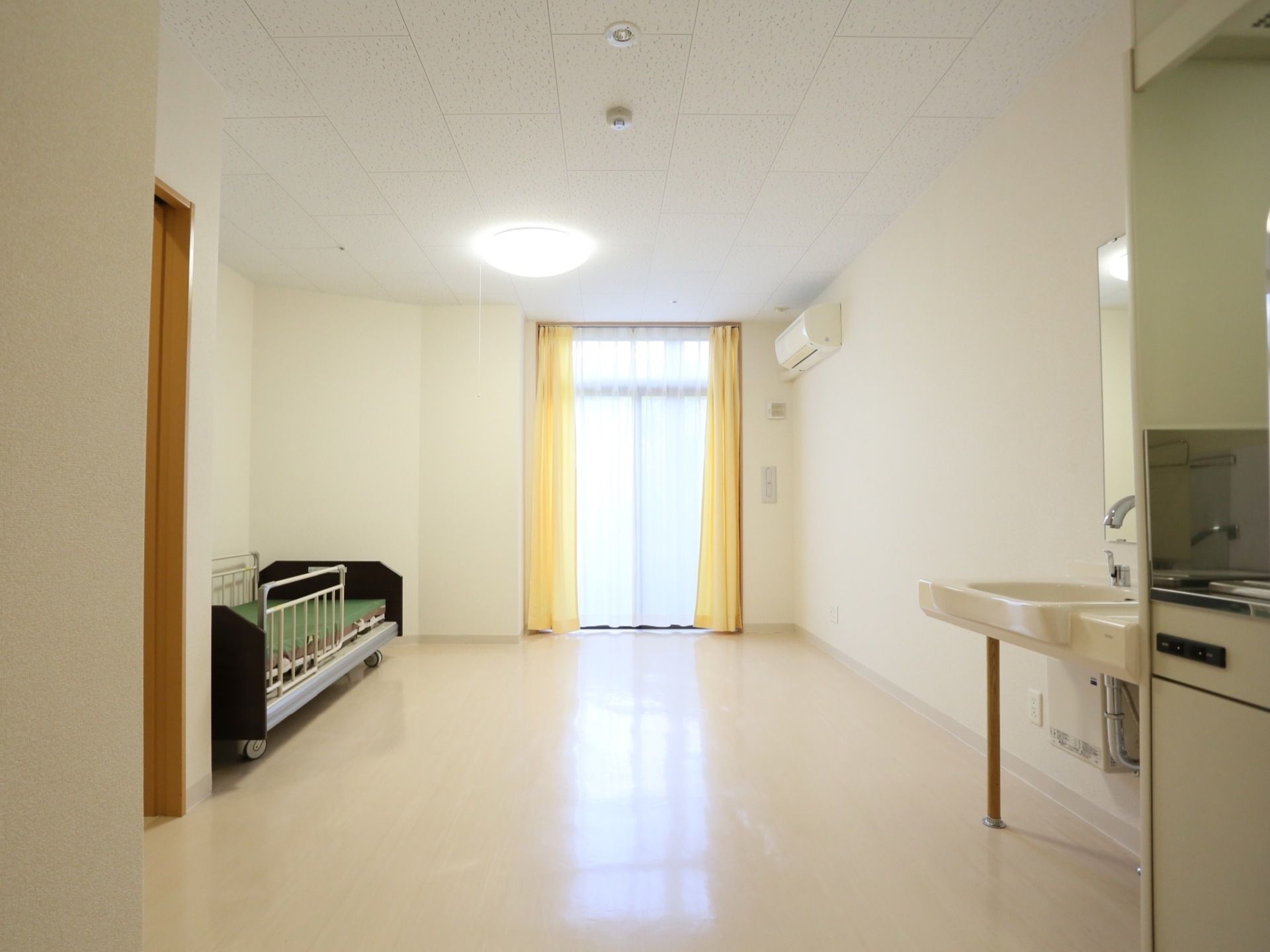 居室の洗面台は間口の広いタイプが採用されている。入居者様が使用する際には水の飛び散りが少なく快適に使用できる。