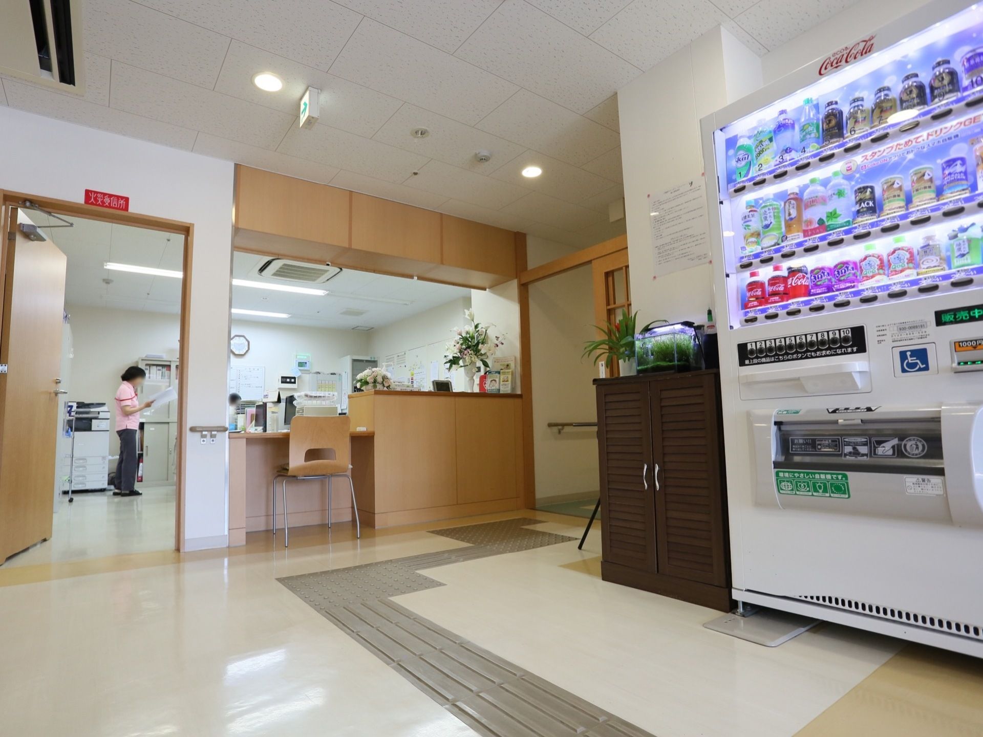 受付の近くには白い外観の自動販売機が設置されており、入居者様は好みの飲料水を購入することが可能である。