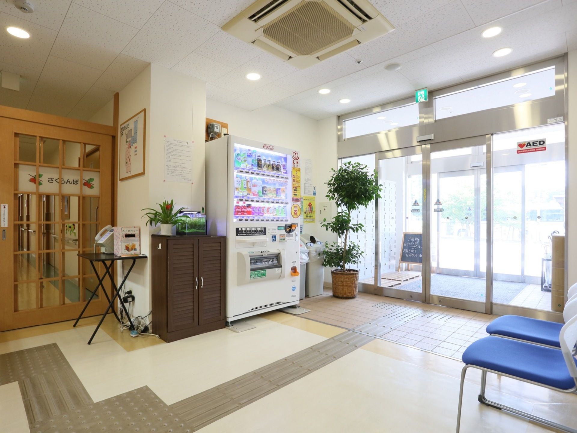出入口にある自動販売機の左側には小型水槽が設置されている。水草と小魚が泳いでおり、見る人に癒しを与えている。