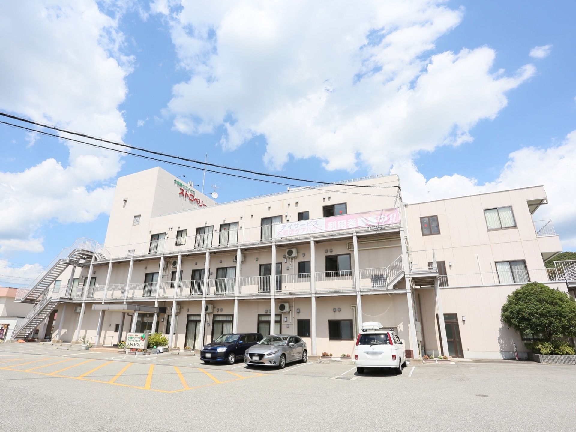淡いピンク色の外観をした優しい雰囲気の施設の建物である。明るい色調になっているため、周辺地域の環境と調和している。