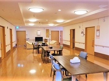廊下の幅が広く、両サイドに居室、中央にはダイニングとリビングがある。