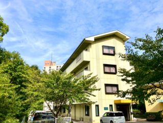 緑に囲まれた建物外観