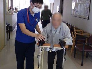 歩行補助の様子
