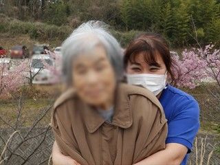 春の庭での交流