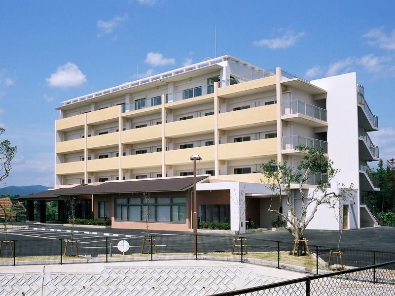 ５階建ての大きな建物。各フロアにベランダがあり、玄関前には大きな屋根が付いている。