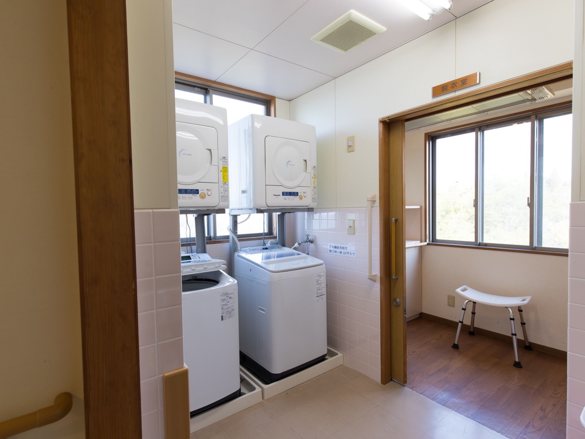廊下から入ってすぐの、明るく開けた部屋は洗濯室として利用されている。奥に洗濯機と乾燥機が２台ずつ設置されている。
