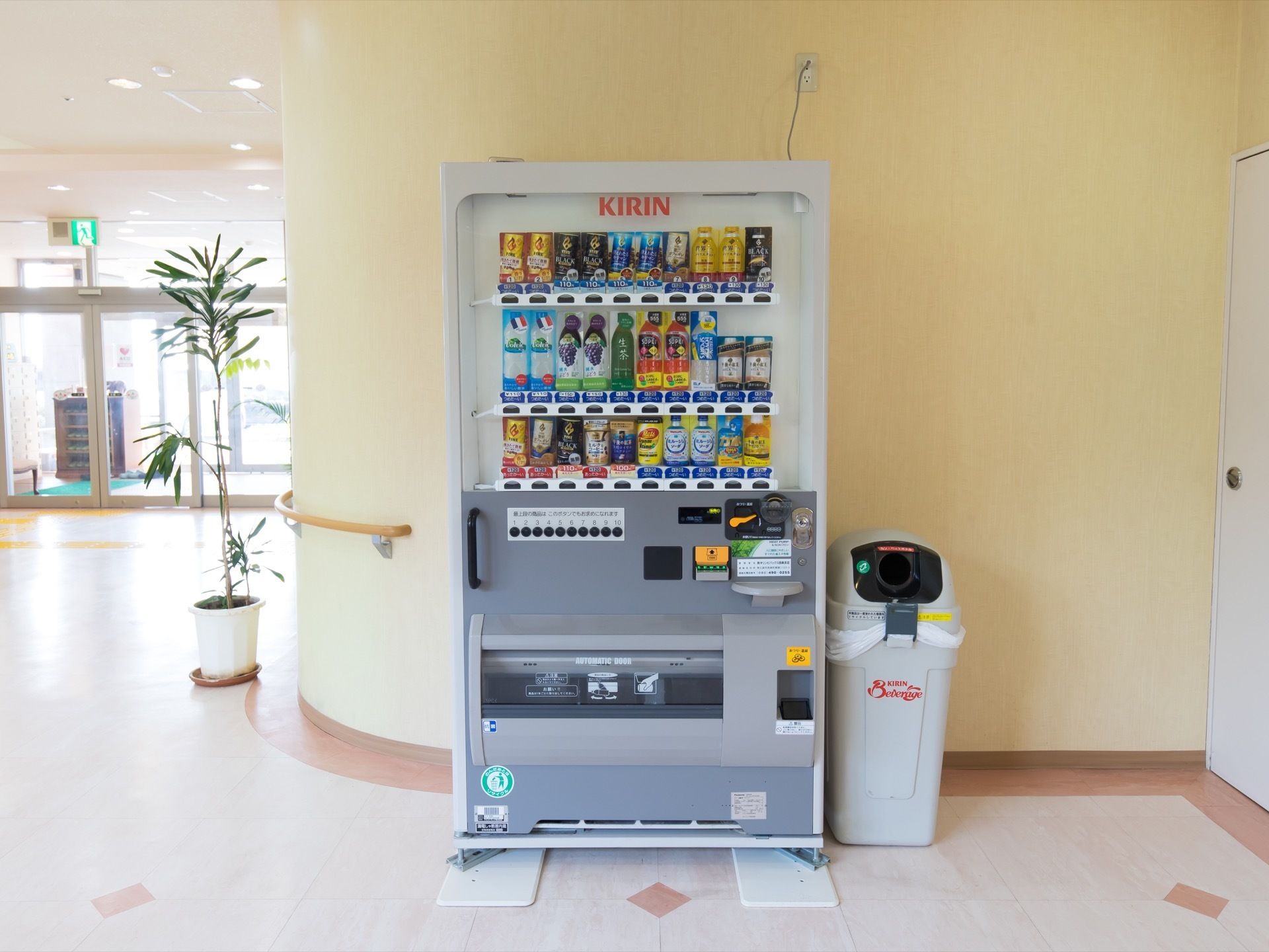 １階のエントランスホールの一角に自動販売機が設置されている。24時間いつでも手軽に好きな物を購入することができる。