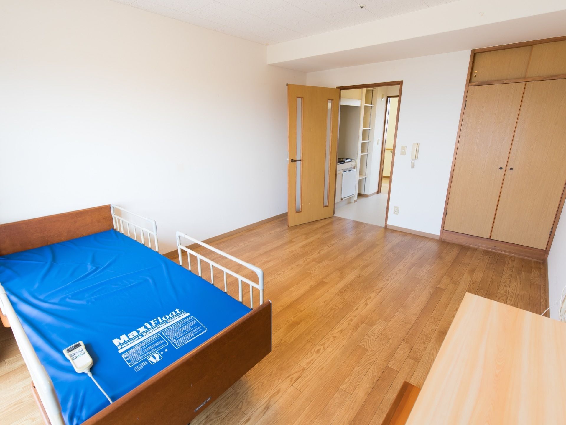 一般的な1Kタイプの間取りの部屋。内装はシンプルなので、入居者様の好みに部屋をアレンジすること可能である。
