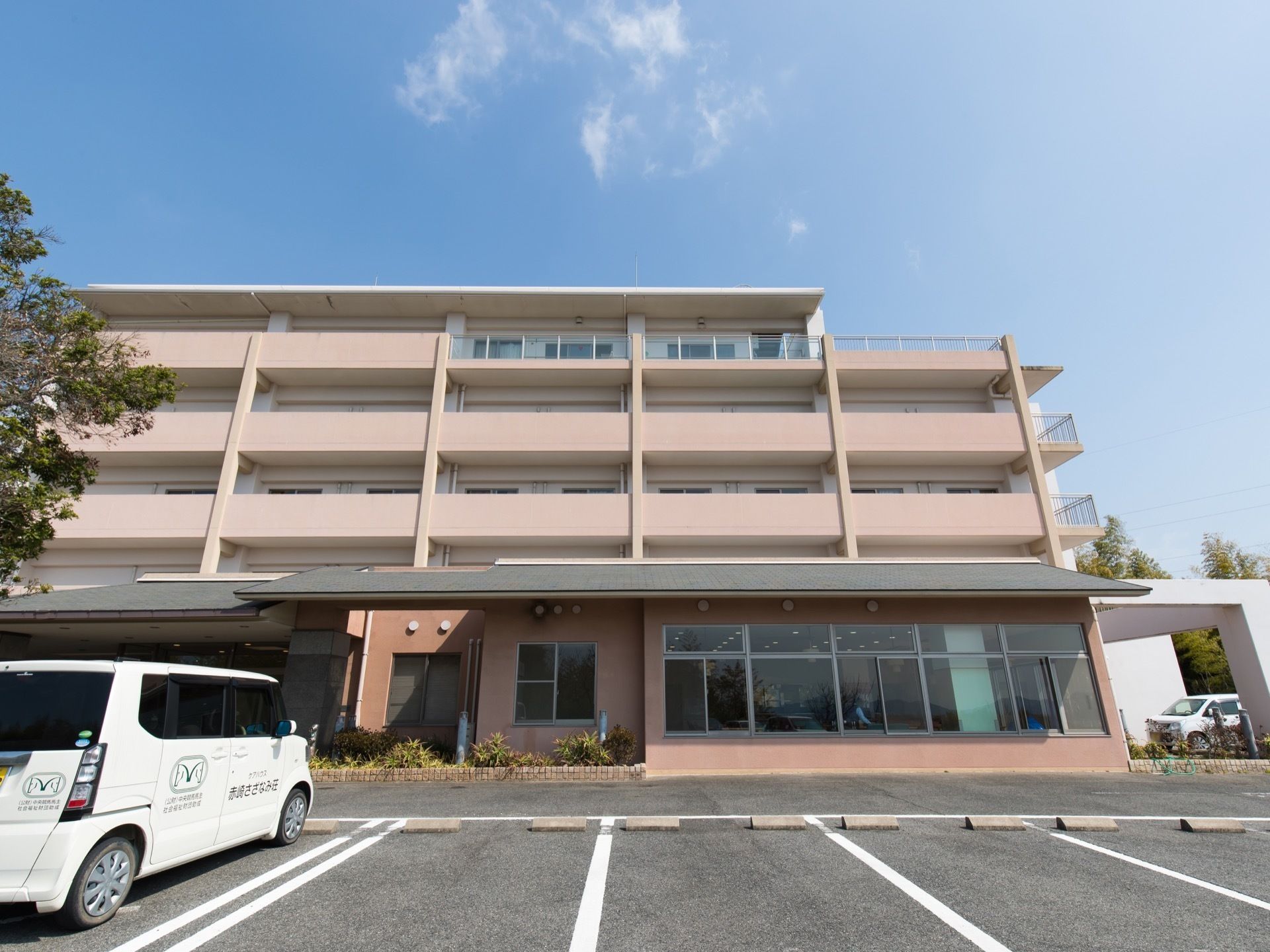 明るい色調の外装の建物は４階建てで、一見すると高級マンションのような外観になっている。開けた場所に建っているので、日当たりが抜群に良い。