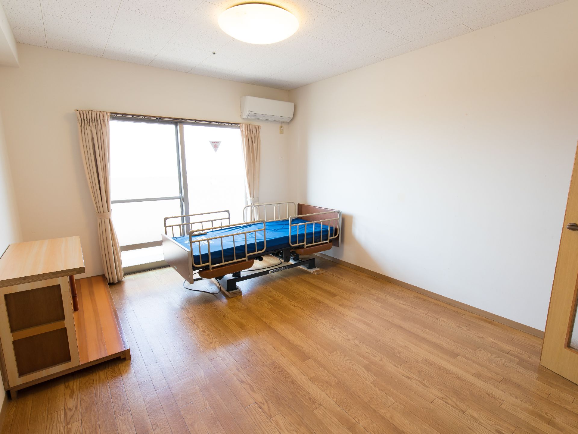 大きな窓が付いた居室は日当たりがよく明るい。