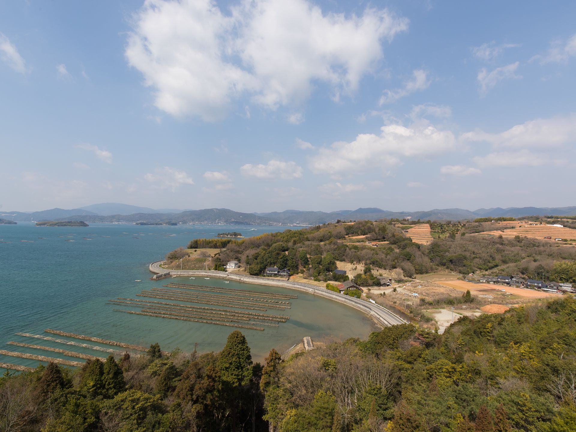 施設は海に囲まれたのどかな土地に建てられている。温かな気候にも恵まれて、過ごしやすい環境が整っている。