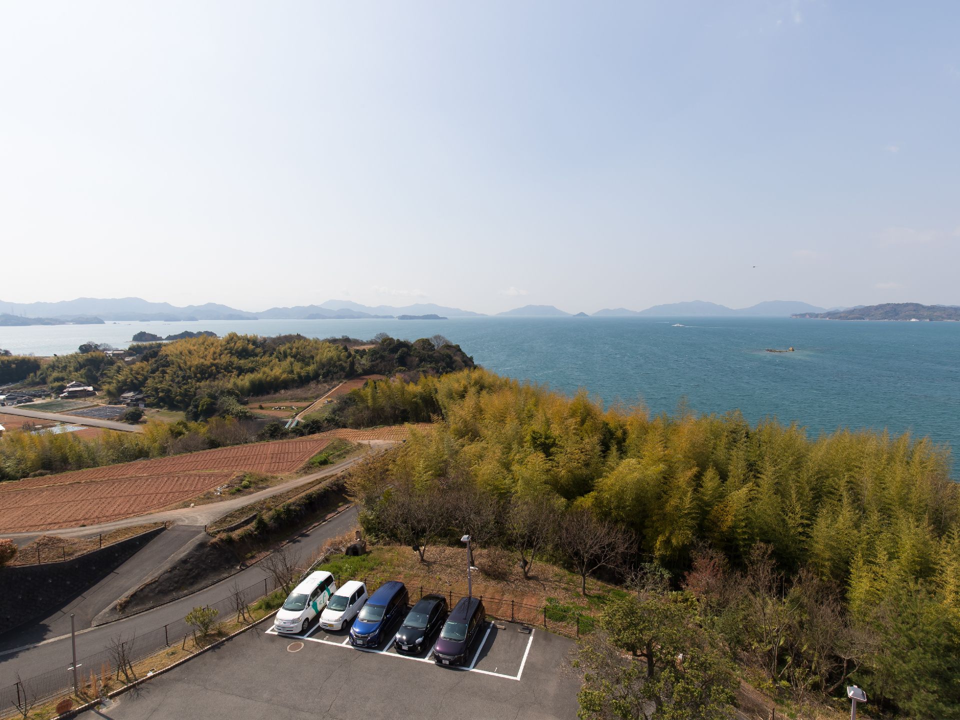 施設の周囲には海や林、畑などのどかな風景が広がっている。温暖な気候なので、快適に過ごせる環境である。