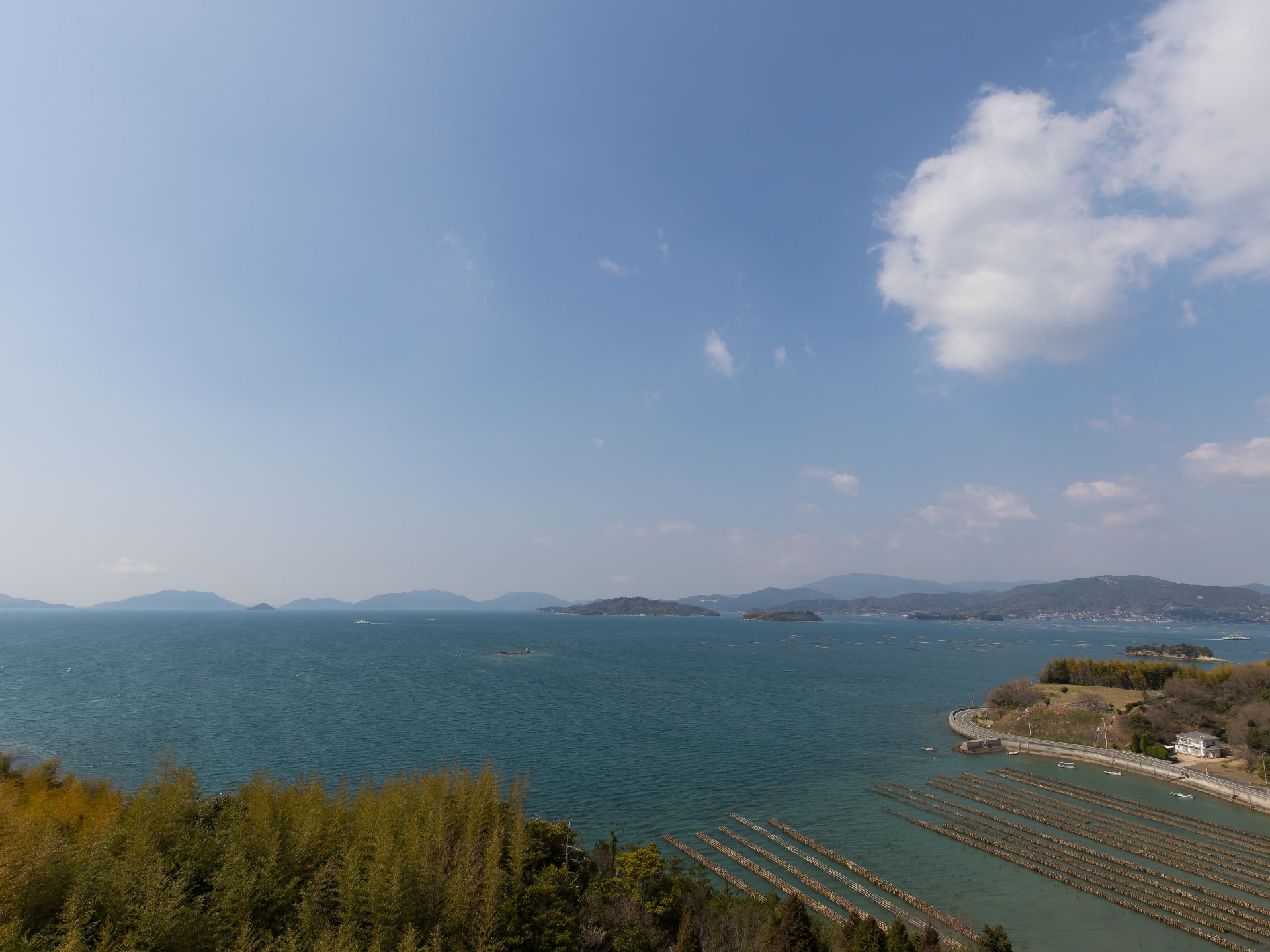 施設のある地域は温暖で穏やかな気候に恵まれているので、静かで落ち着いた生活を送るのに適した環境が整っている。