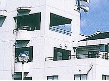 白い建物の外観