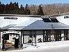 山間の建物外観