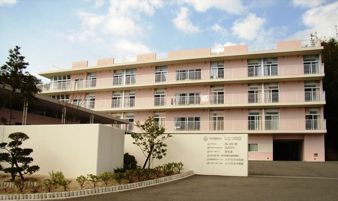 ゆったりとした建物の外観