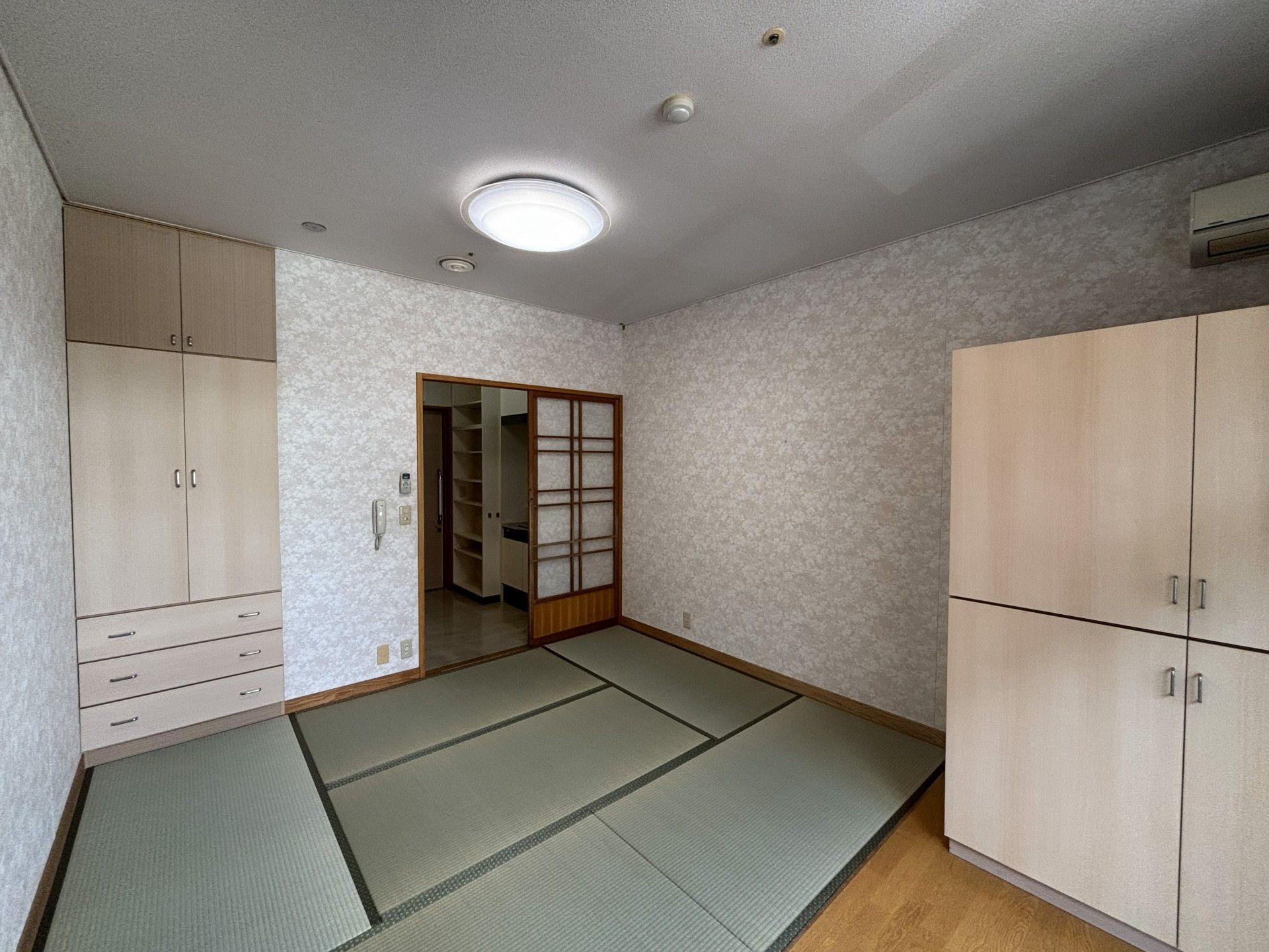 畳のある落ち着いた部屋