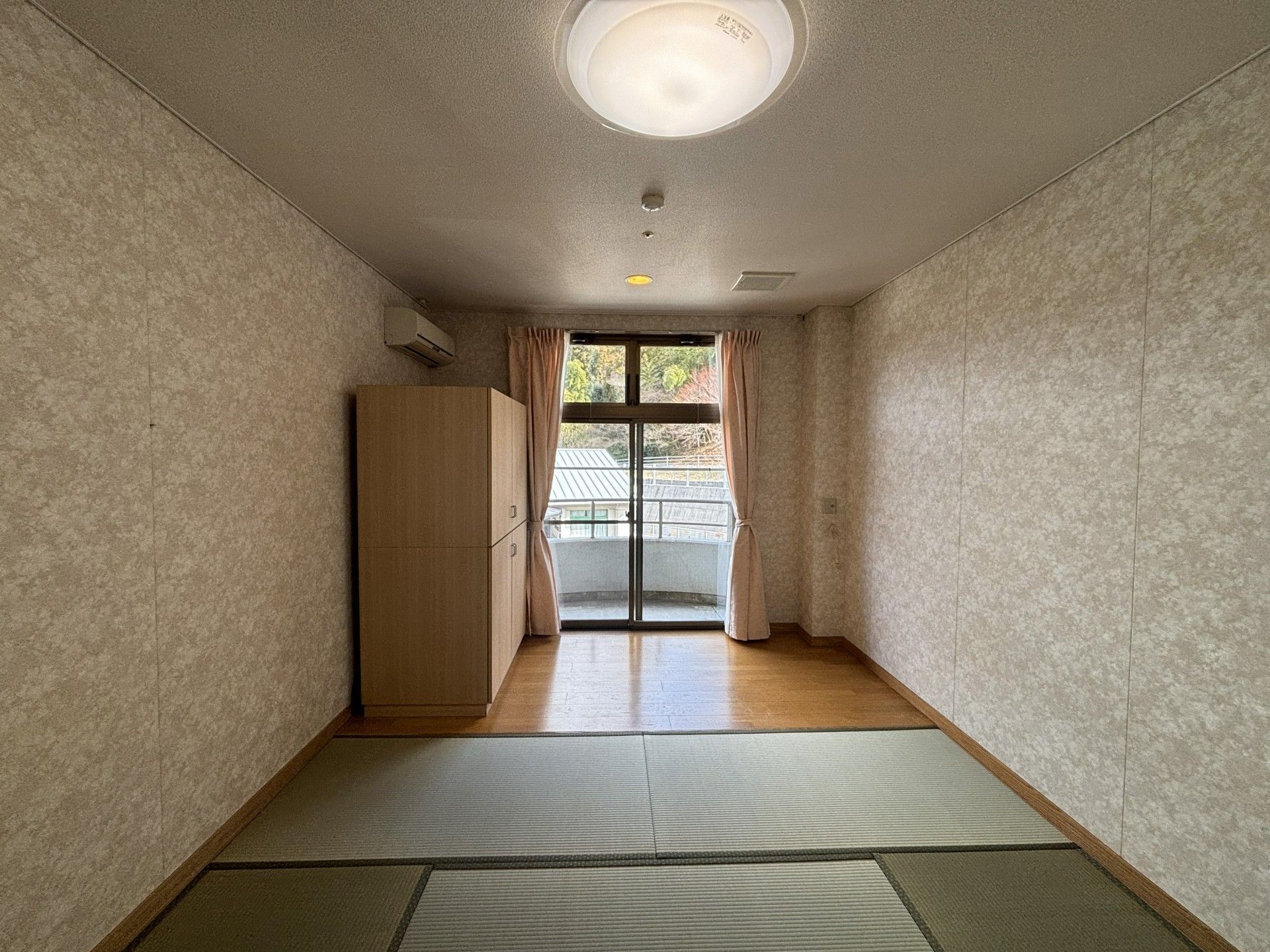 畳のある明るい部屋