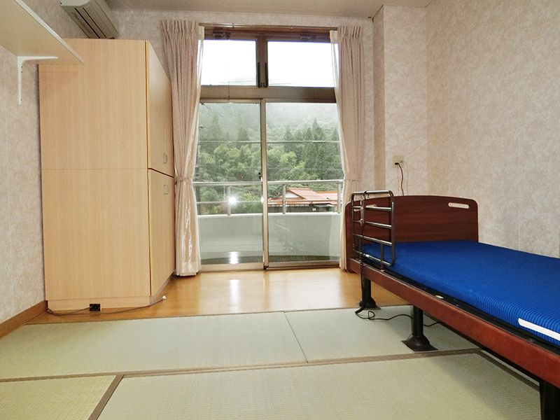 畳敷きの部屋には介護ベッドが置かれ、大きなクローゼットが設置されている。