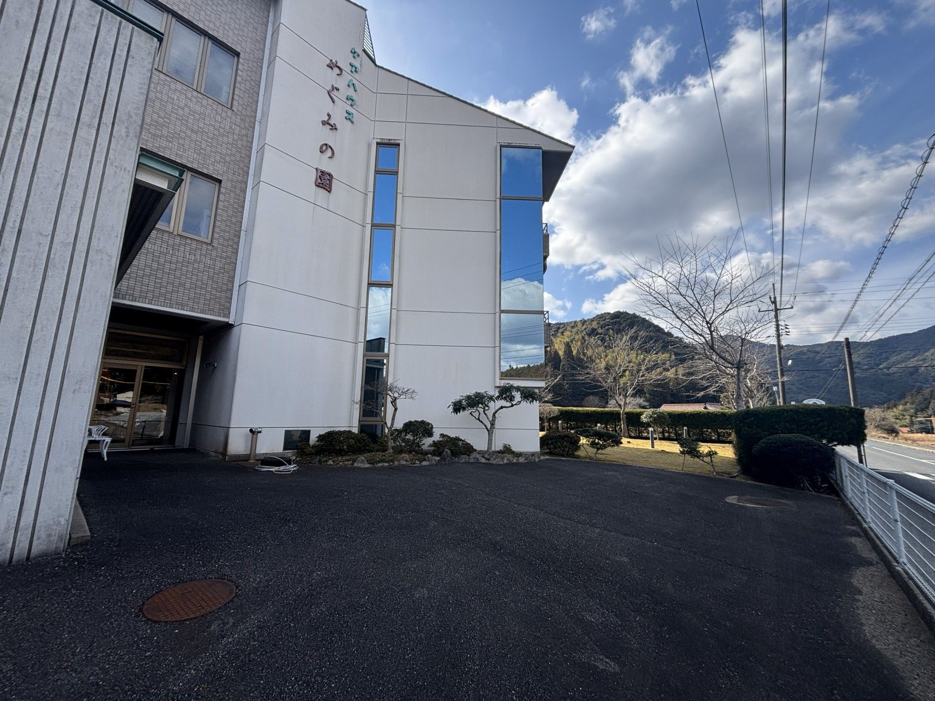 青空と建物の外観