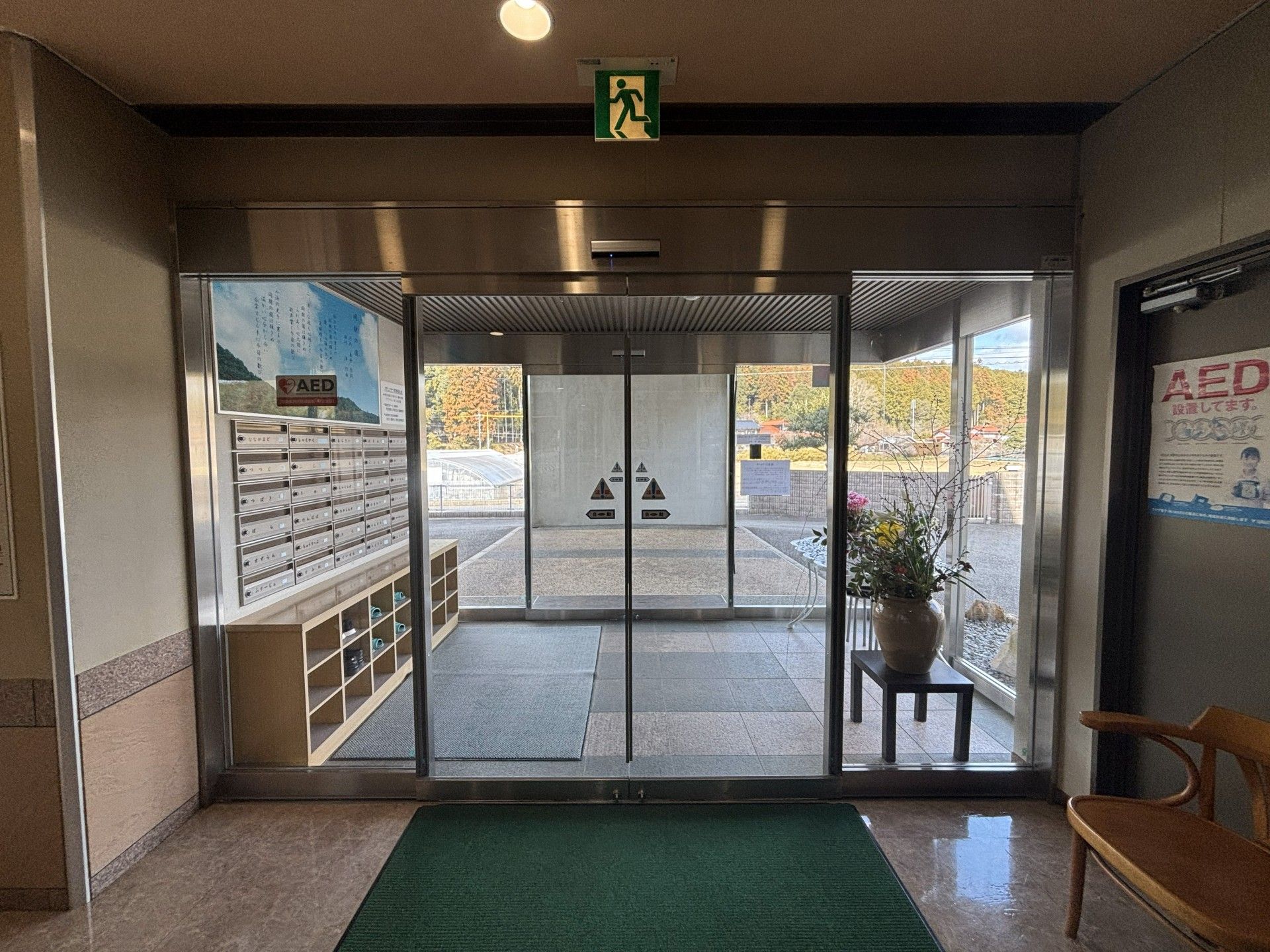 広い玄関の出入口