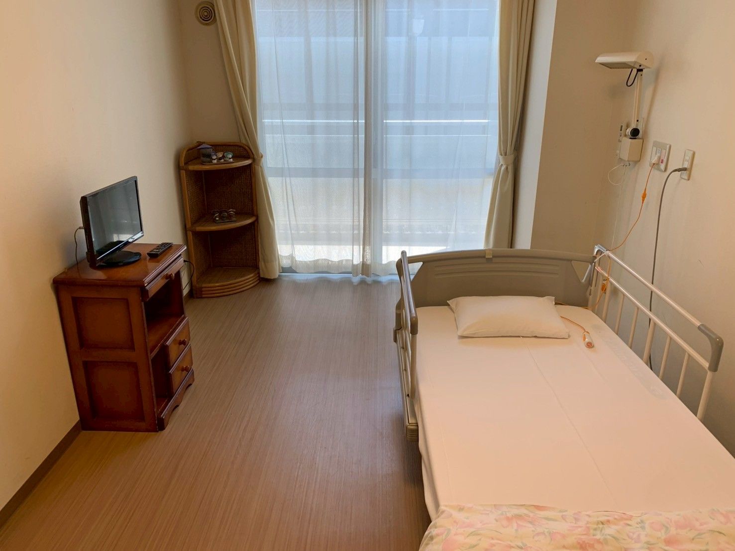 明るい個室のベッド