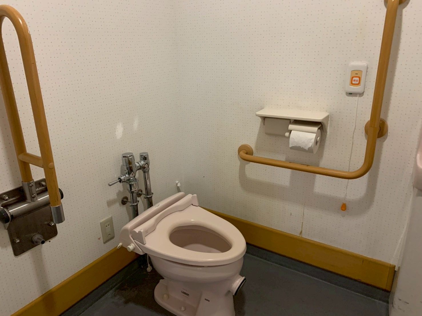 手すり付きのトイレ