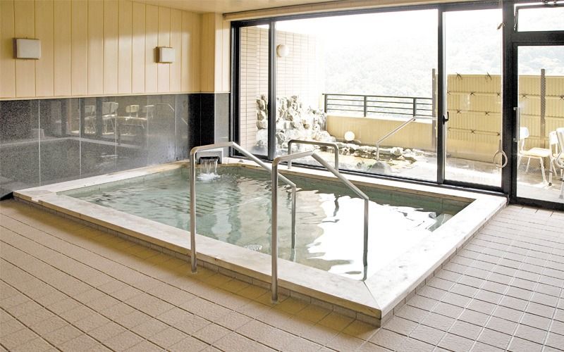 広い窓のある浴室