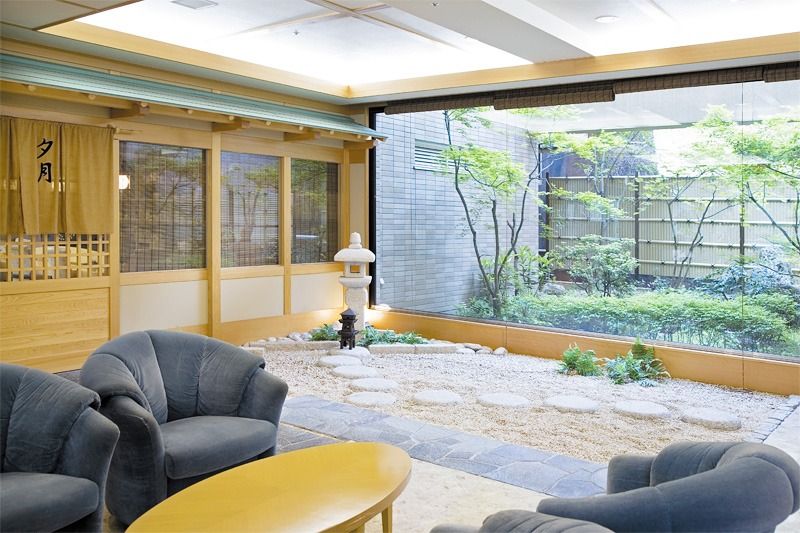 庭を望むくつろぎの空間