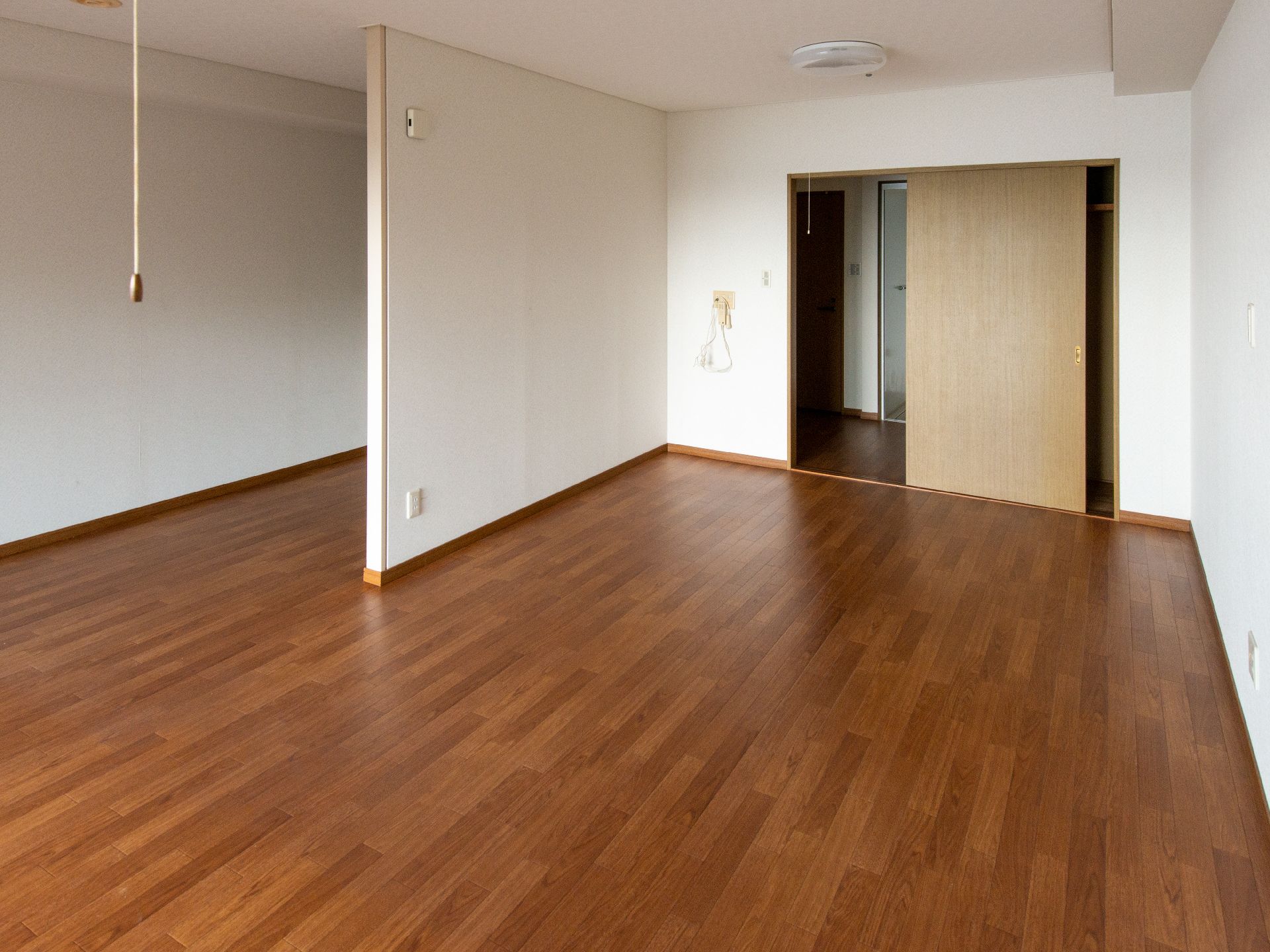 窓から多くの日差しが入り、家具を多く置くことのできる居室
