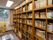 本棚が設置された図書室