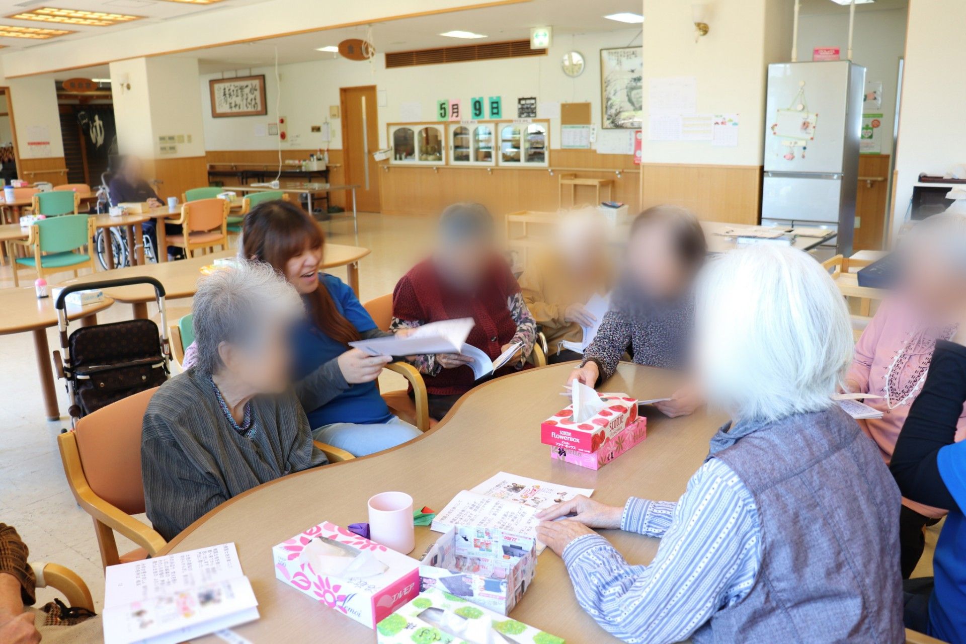 談笑する人々の集まり