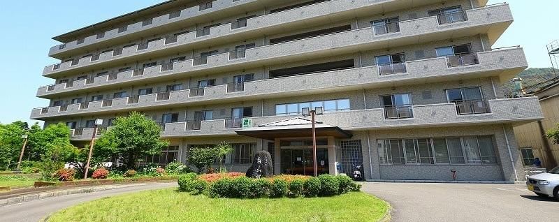 緑豊かな建物のエントランス