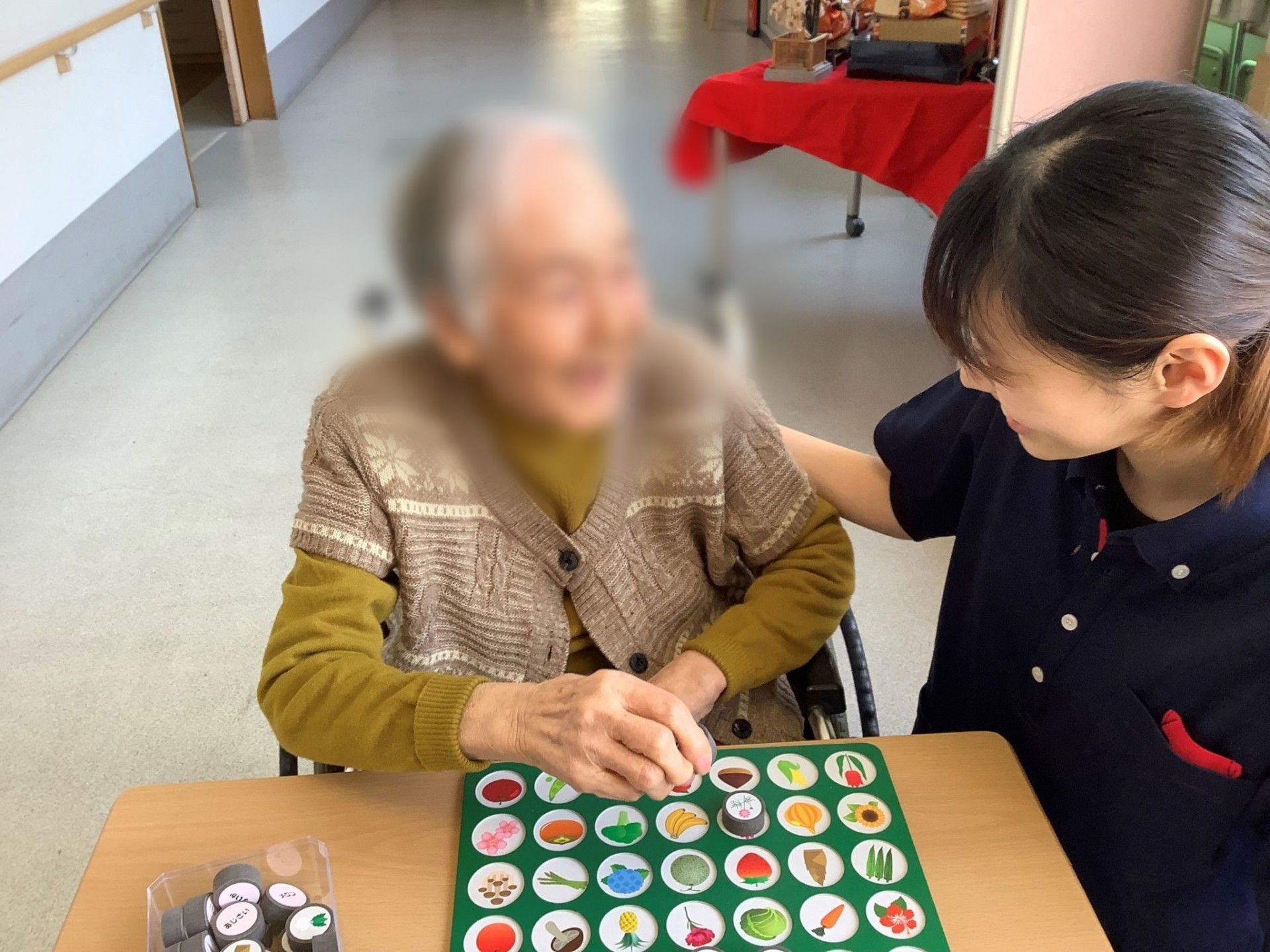 笑顔で会話する様子のテーブル