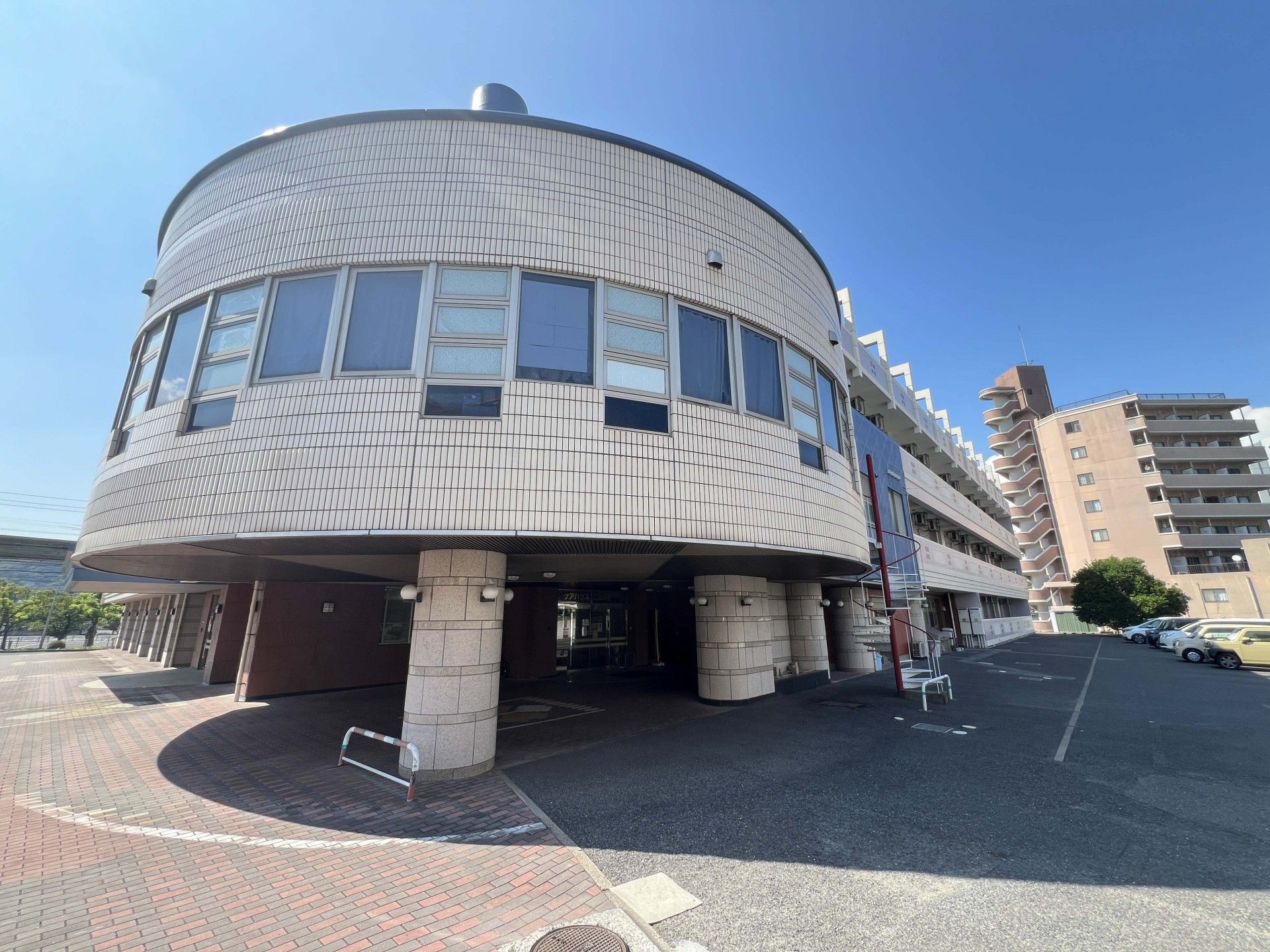 円形の建物の外観