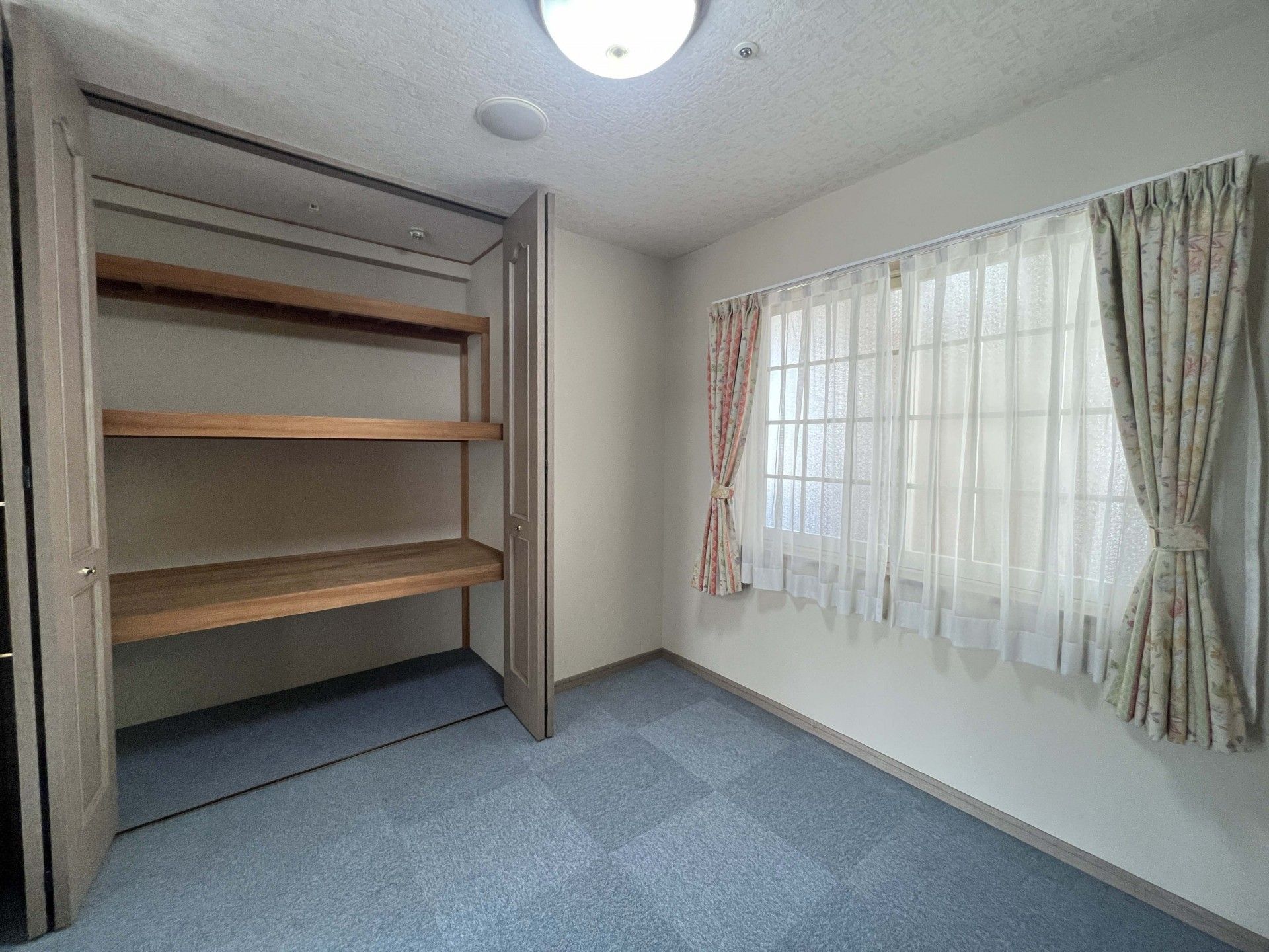 居室の棚と窓辺